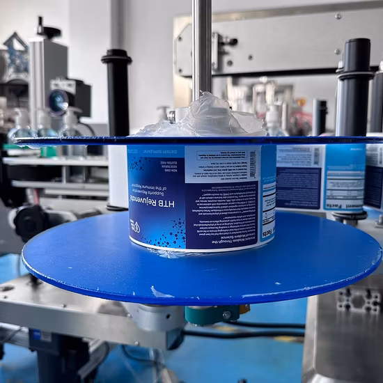 Etichettatrice automatica per adesivi per bottiglie di plastica quadrate piatte fronte e retro su entrambi i lati